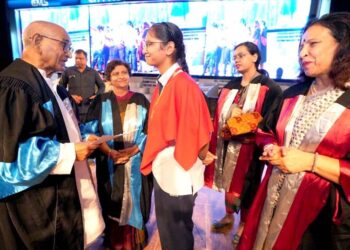 मेयर श्रीमती संयुक्ता भाटिया ने आई.सी.एस.ई.बोर्ड परीक्षा में सी.एम.एस. के टॉपर छात्रों को किया पुरष्कृत