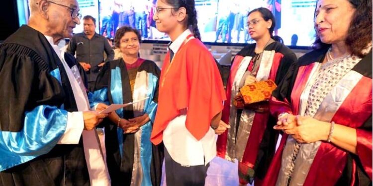मेयर श्रीमती संयुक्ता भाटिया ने आई.सी.एस.ई.बोर्ड परीक्षा में सी.एम.एस. के टॉपर छात्रों को किया पुरष्कृत