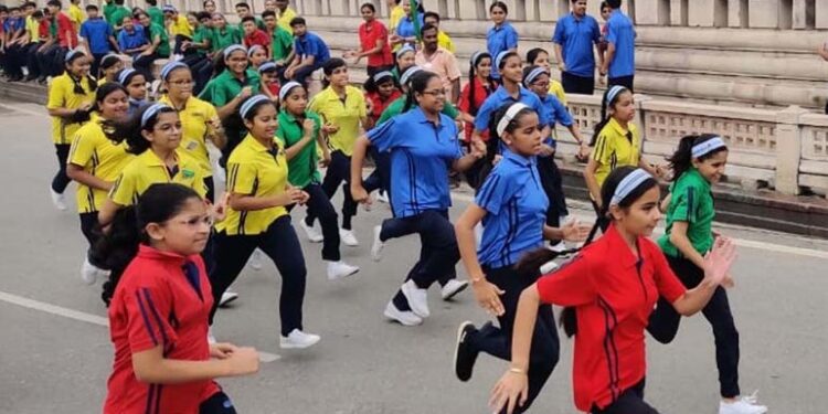 राष्ट्रीय खेल दिवस के उपलक्ष्य में सी.एम.एस. आनन्द नगर द्वारा मिनी मैराथन दौड़ का आयोजन￼