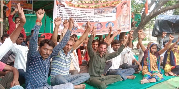 किसानों के समर्थन में इटौंजा के कई संगठन आगे आये ,जारी है धरना