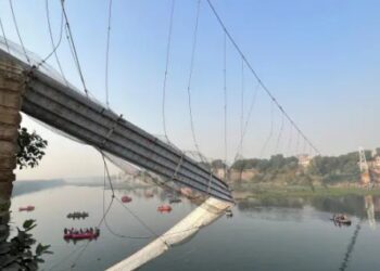 दीवार घड़ी बनाने वाले ओरेवा ग्रुप को कैसे मिला मोरबी पुल की मरम्मत का ठेका?