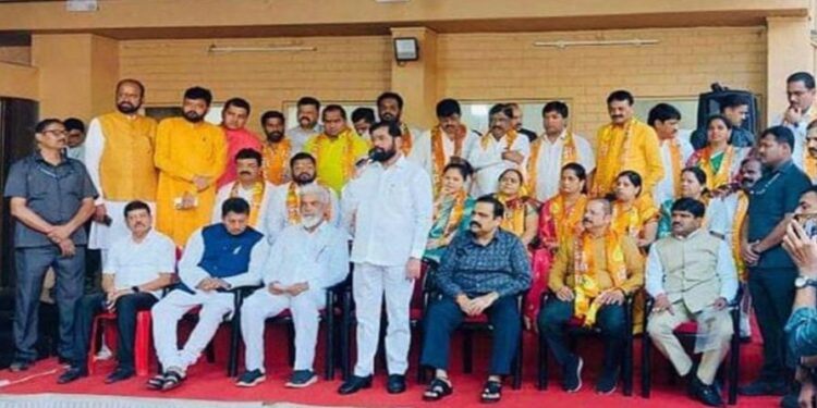 महाराष्ट्र में उद्धव गुट को बड़ा झटका, नासिक में 11 पूर्व पार्षद शिंदे गुट में हुए शामिल