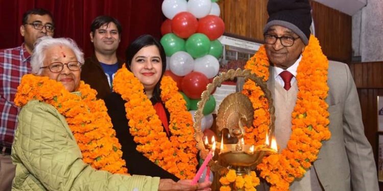 एकता के विचार बचपन में ही बच्चों को देने चाहिये- डा. जगदीश गाँधी, संस्थापक, सी.एम.एस.