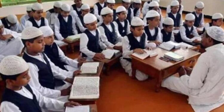 UP: मदरसों में जुमे के दिन ही होगा साप्ताहिक अवकाश, बोर्ड ने जारी किया छुट्टियों का कैलेंडर