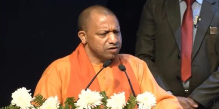 कोरोना के दौरान मृतक पत्रकारों के परिजनों को CM योगी ने 10-10 लाख का सौंपा चेक