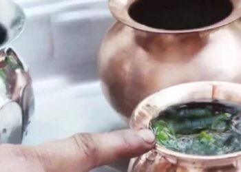 गंगाजल का ये चमत्कारी टोटका दूर करेगा हर परेशानी, मिलेगी खूब तरक्की