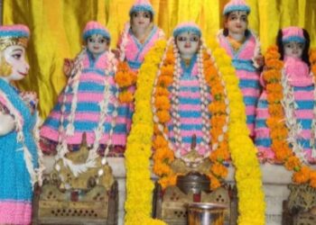 भगवान को भी लगी ठंड! काशी के मंदिरों में पहनाए गए ऊनी वस्त्र