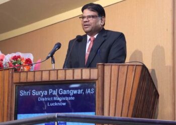 विद्यालय व अभिभावक बच्चों को बचपन से ही अच्छे संस्कार दें- श्री सूर्यपाल गंगवार जिलाधिकारी, लखनऊ