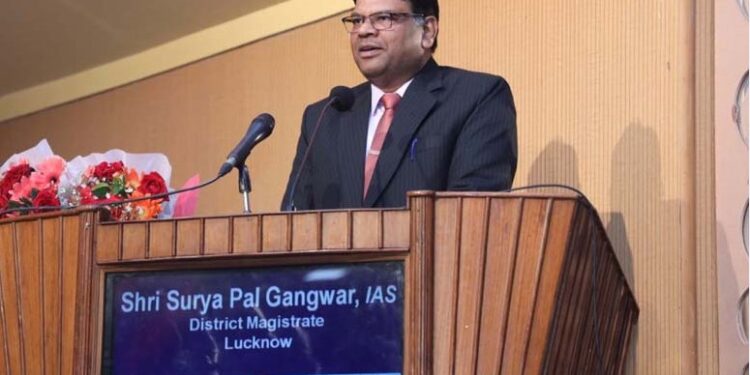 विद्यालय व अभिभावक बच्चों को बचपन से ही अच्छे संस्कार दें- श्री सूर्यपाल गंगवार जिलाधिकारी, लखनऊ