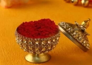 सुहागिन महिलाएं क्यों लगाती हैं सिंदूर और क्या है इसे लगाने का सही तरीका