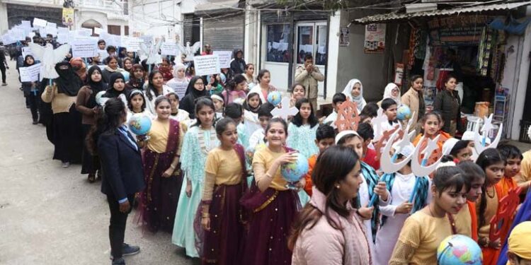 सी.एम.एस. छात्रों ने निकाला ‘धार्मिक सद्भावना मार्च’