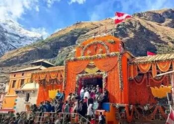 दो पहाड़ों के बीच स्थित है बद्रीनाथ धाम, जानिए मंदिर से जुड़े रोचक तथ्य