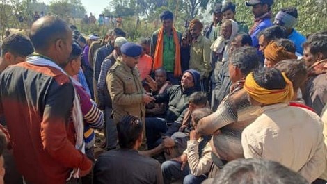 कानपुर देहात मामले में एक्शन, एसडीएम हिरासत में, नहीं उठ पाए मां-बेटी के शव