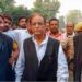 आजम खां की बंद हो गई बोलती! मुंह-कान पर उंगली रखकर किया इशारा