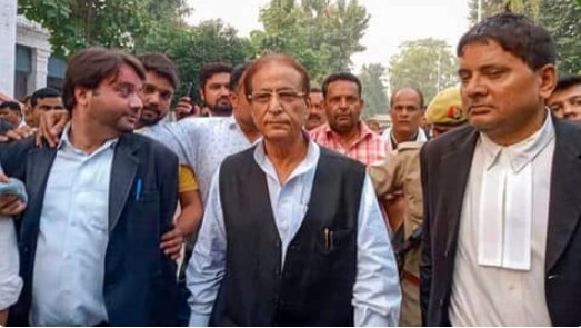 आजम खां की बंद हो गई बोलती! मुंह-कान पर उंगली रखकर किया इशारा