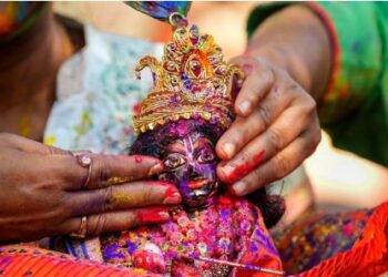 देश भर में सामाजिक उत्सव, तो बंगाल में धार्मिक उत्सव है होली, कहते हैं दोल यात्रा