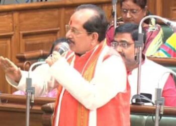 सदन में बीजेपी विधायक ने उखाड़ा माइक, विजय सिन्हा बोले- ढीला था, हमने भी पेंच कसवाए थे