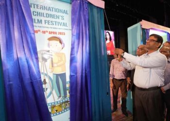 जिलाधिकारी श्री सूर्यपाल गंगवार ने किया अन्तर्राष्ट्रीय बाल फिल्मोत्सव के फेस्टिवल लोगो एवं पोस्टर का अनावरण