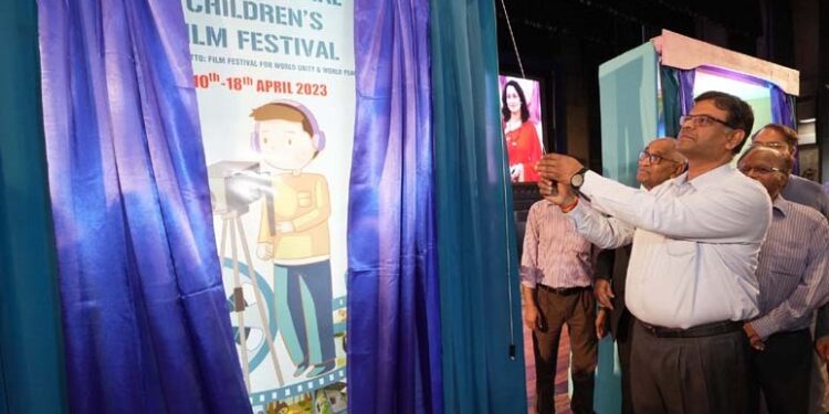 जिलाधिकारी श्री सूर्यपाल गंगवार ने किया अन्तर्राष्ट्रीय बाल फिल्मोत्सव के फेस्टिवल लोगो एवं पोस्टर का अनावरण