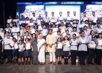 सी.एम.एस. के मेधावी छात्र कैबिनेट मंत्री श्री अनिल राजभर द्वारा सम्मानित