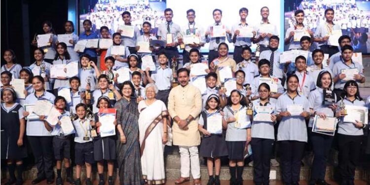 सी.एम.एस. के मेधावी छात्र कैबिनेट मंत्री श्री अनिल राजभर द्वारा सम्मानित