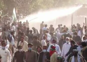 इमरान को गिरफ्तार करने पहुंची पुलिस, भड़के समर्थक बरसा रहे पत्थर; बवाल की धमकी