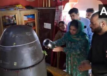 अपनी मर्जी से किया शिवलिंग का जलाभिषेक, मौलानाओं को महबूबा मुफ्ती का जवाब