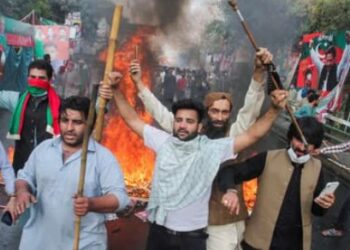 इमरान खान के घर से पुलिस हटी, आक्रामक समर्थकों ने शुरू किया आंदोलन