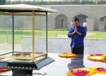 मनीष सिसोदिया के लिए ध्यान मुद्रा में बैठे अरविंद केजरीवाल, नहीं मना रहे होली