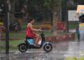 दिन में रात हो गई, दिल्ली-NCR में तेज आंधी के साथ झमाझम बारिश; मौसम कूल-कूल