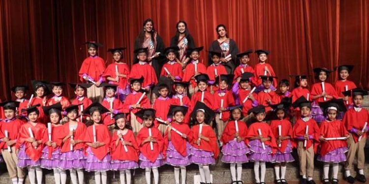 सी.एम.एस. ने अपने मेधावियों को किया सम्मानित
