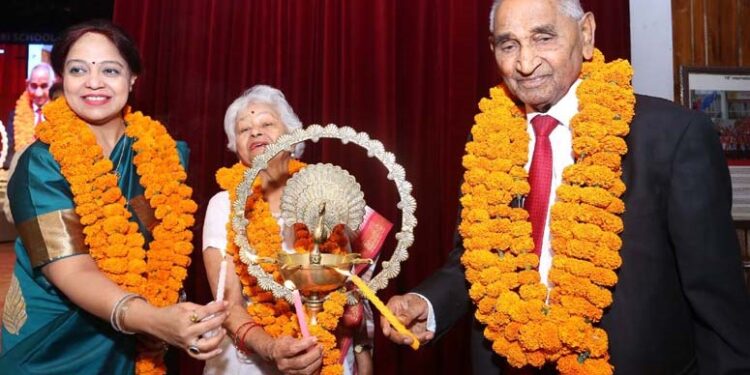 जीवन-मूल्यों पर आधारित शिक्षा ही  छात्रों को आदर्श नागरिक बनायेगी – डा. जगदीश गाँधी  