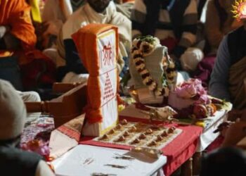 अयोध्या में आसन पर विराजमान हुए रामलला, जन्मभूमि पर गर्भगृह प्रवेश का अनुष्ठान शुरू