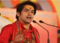 धीरेंद्र शास्त्री की कथा में भीड़ हुई बेकाबू, श्रद्धालुओं ने तोड़ी बैरिकेडिंग तो पुलिस ने भांजी लाठी