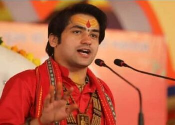 धीरेंद्र शास्त्री की कथा में भीड़ हुई बेकाबू, श्रद्धालुओं ने तोड़ी बैरिकेडिंग तो पुलिस ने भांजी लाठी