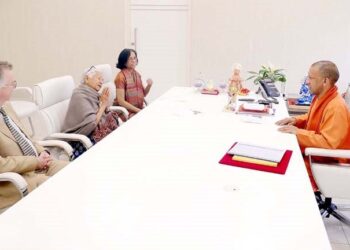 मुख्यमंत्री श्री योगी आदित्यनाथ से शिष्टाचार भेंट की सी.एम.एस. संस्थापिका डा. भारती गाँधी ने