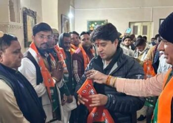 ज्योतिरादित्य सिंधिया ने फिर दिया कांग्रेस को बड़ा झटका, चंबल क्षेत्र के 200 नेता भाजपा में शामिल