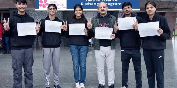 जापान से स्वदेश लौटे सी.एम.एस. छात्र दल का भव्य स्वागत