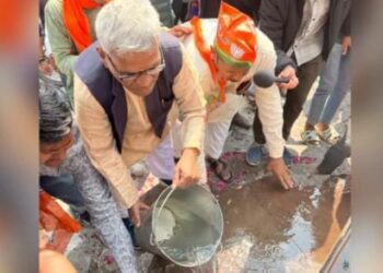 राहुल गांधी का काफिला निकलते ही गंगाजल से धोई गई सड़क