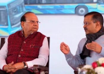 ब्याज समेत लौटाइए पैसा, सफेद झूठ बोल रहे आप; केजरीवाल पर क्यों इस कदर भड़के LG