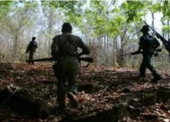 झारखंड में पुलिसवालों और नक्सलियों के बीच मुठभेड़, दो जवान शहीद; एक को किया गया एयरलिफ्ट