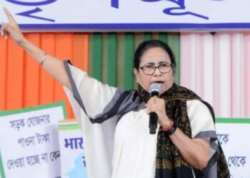 आधार कार्ड क्यों फेल हो रहे; बंगाल में अब नया बवाल, ममता ने चिट्ठी लिखकर मांगा पीएम से जवाब