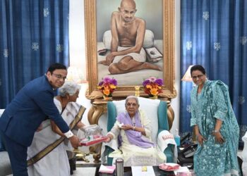 राज्यपाल सुश्री आनंदीबेन पटेल से शिष्टाचार भेंट की सी.एम.एस. संस्थापिका डा. भारती गाँधी ने