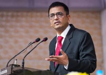 ये क्या याचिका है, लोगों पर चिप नहीं लगा सकते, प्राइवेसी नाम की भी कोई चीज होती है