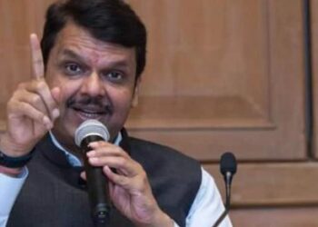 पाकिस्तान नहीं है गुजरात, महाराष्ट्र से कुछ प्रोजेक्ट्स शिफ्ट किए जाने पर फडणवीस की दो टूक