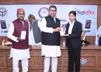 Free Smartphone Distribution: हीरालाल यादव लॉ कालेज में स्मार्टफोन/टैबलेट वितरण कार्यक्रम सम्पन्न