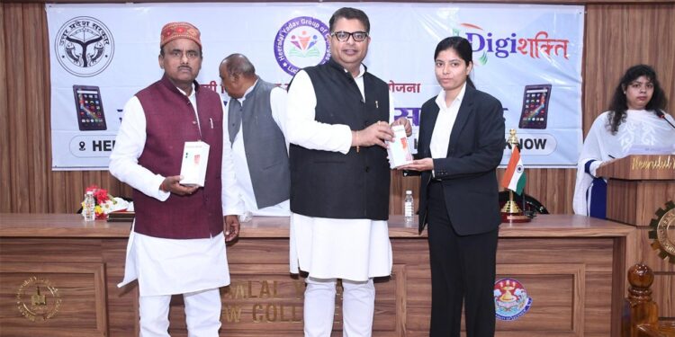 Free Smartphone Distribution: हीरालाल यादव लॉ कालेज में स्मार्टफोन/टैबलेट वितरण कार्यक्रम सम्पन्न