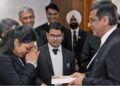 CJI के कदम से कोर्टरूम में सब रह गए हैरान, चेयर छोड़ स्टूल पर क्यों जा बैठे जस्टिस चंद्रचूड़?