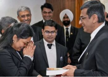 CJI के कदम से कोर्टरूम में सब रह गए हैरान, चेयर छोड़ स्टूल पर क्यों जा बैठे जस्टिस चंद्रचूड़?
