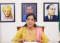 भगत सिंह के साथ क्यों लगा दी केजरीवाल की तस्वीर, AAP ने यूं ठहराया सही